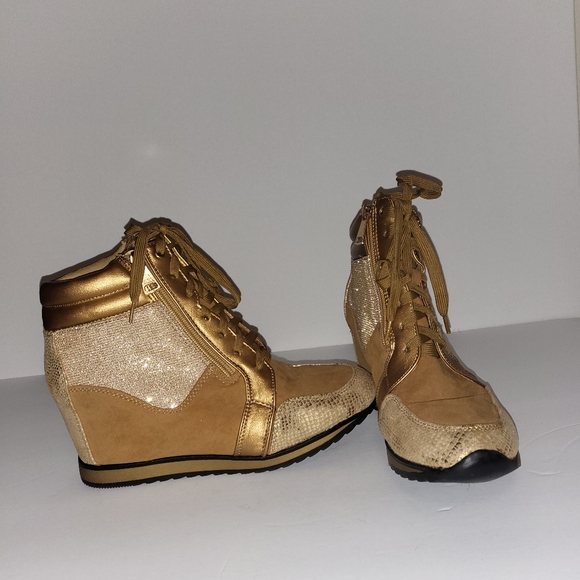 Gold Metalic Snake print wedge sneaker - Picture 3 of 6